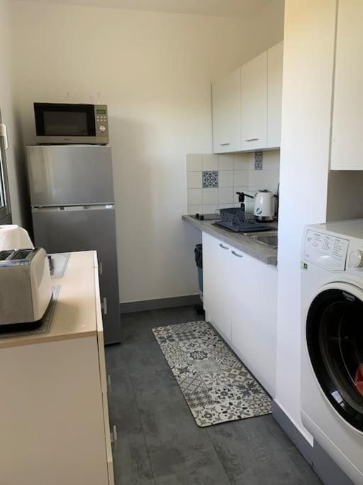 Kitchen or kitchenette, minibar, stove, washing machine
