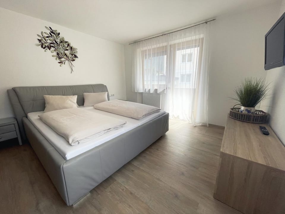 TV and multimedia, Photo of the whole room, Bedroom