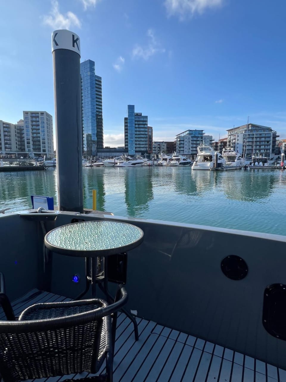 YACHT "X" - 44 FOOT MODERN YACHT ON 5 STAR OCEAN VILLAGE MARINA - minutes away from city centre and cruise terminals, Free parking ,SPA package available! Docked boat in Southampton