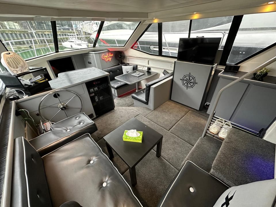 YACHT "X" - 44 FOOT MODERN YACHT ON 5 STAR OCEAN VILLAGE MARINA - minutes away from city centre and cruise terminals, Free parking ,SPA package available! Docked boat in Southampton