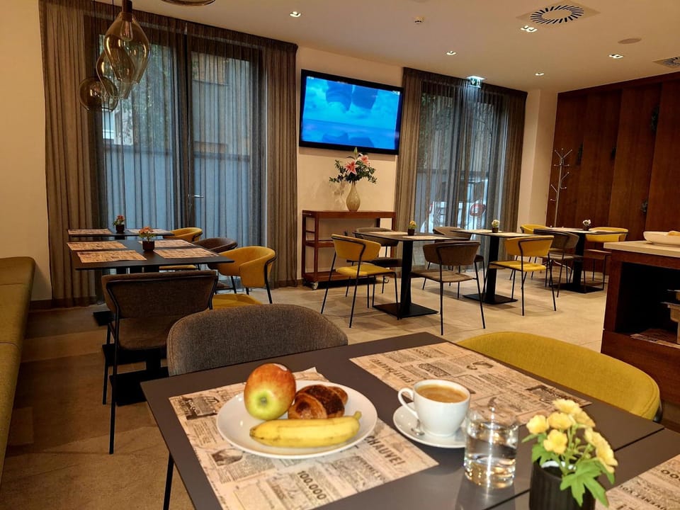 TV and multimedia, Food and drinks, Seating area, Food, Breakfast, Continental breakfast, Drinks