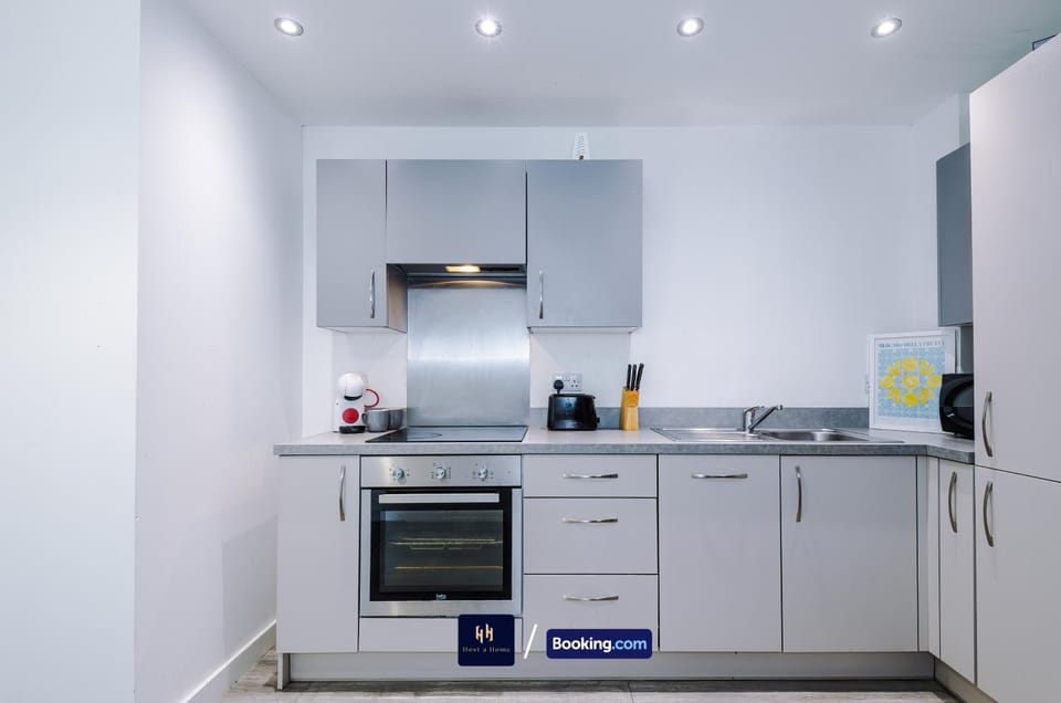 Kitchen or kitchenette, dishwasher, minibar, oven, stove, toaster