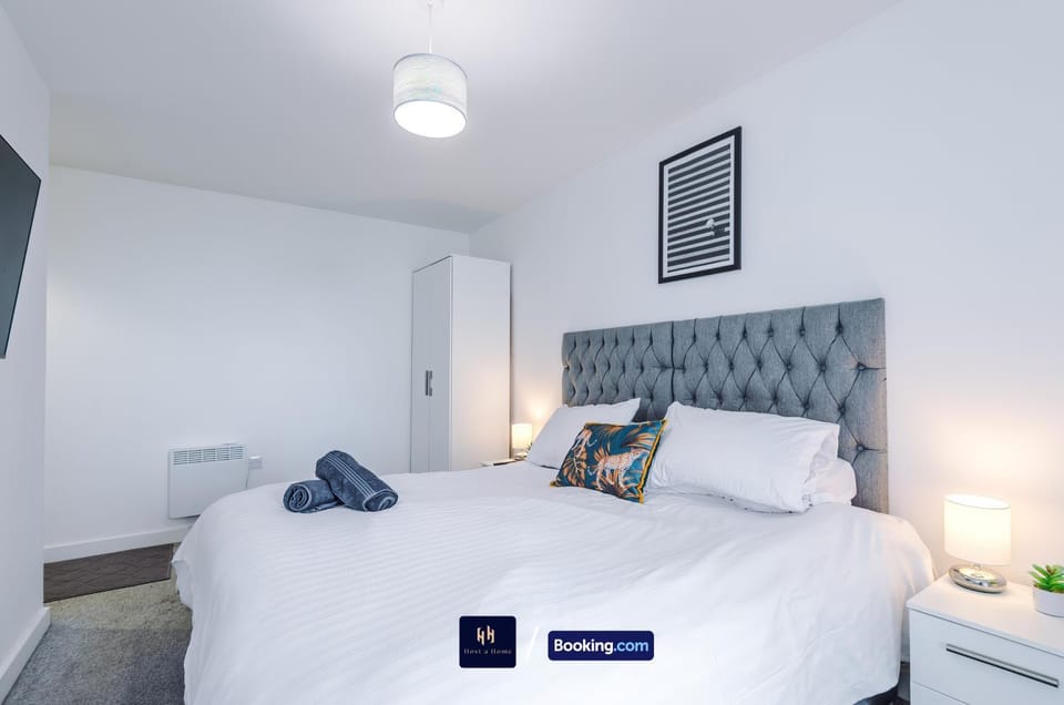 Bed, Photo of the whole room, Bedroom, towels