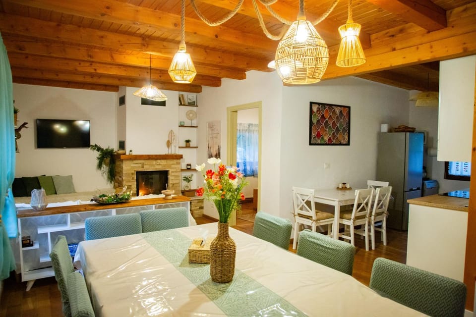 Communal lounge/ TV room, Living room, Seating area, Evening entertainment