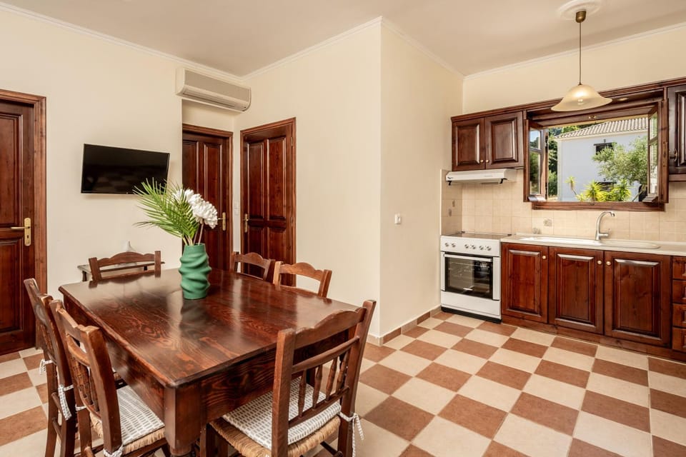 Kitchen or kitchenette, Living room, Dining area, oven, stove