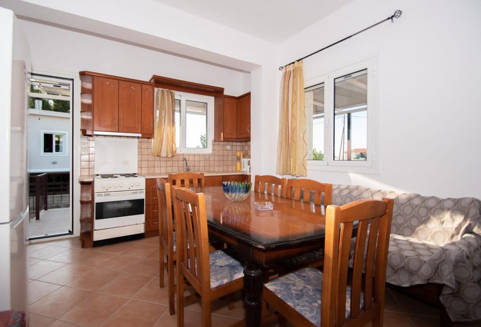 Kitchen or kitchenette, Dining area, pet friendly