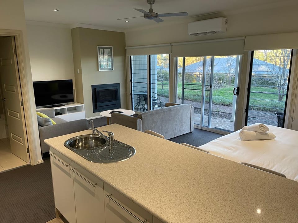 Kitchen or kitchenette, Living room, fireplace