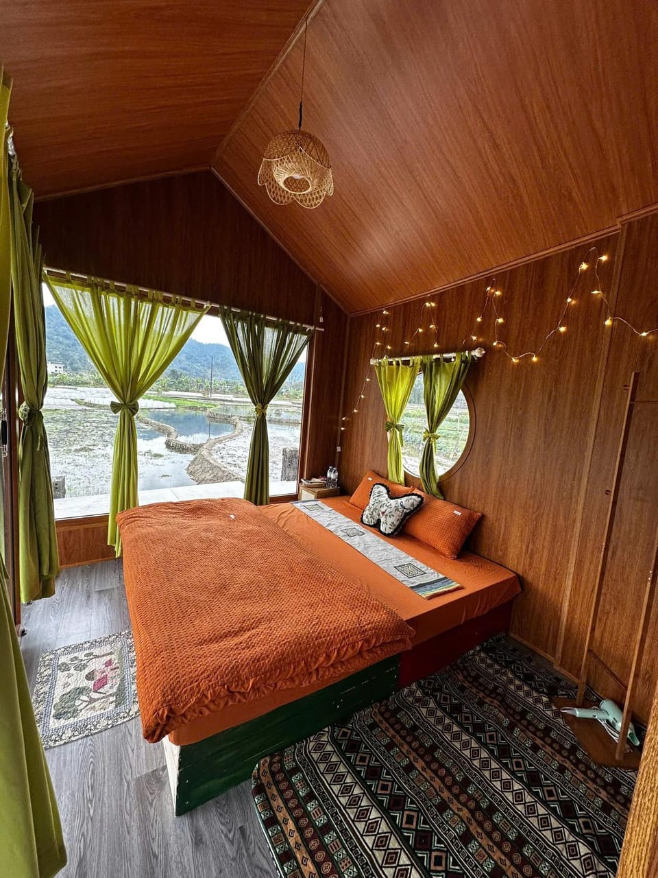 Bed, Natural landscape, Photo of the whole room, Bedroom