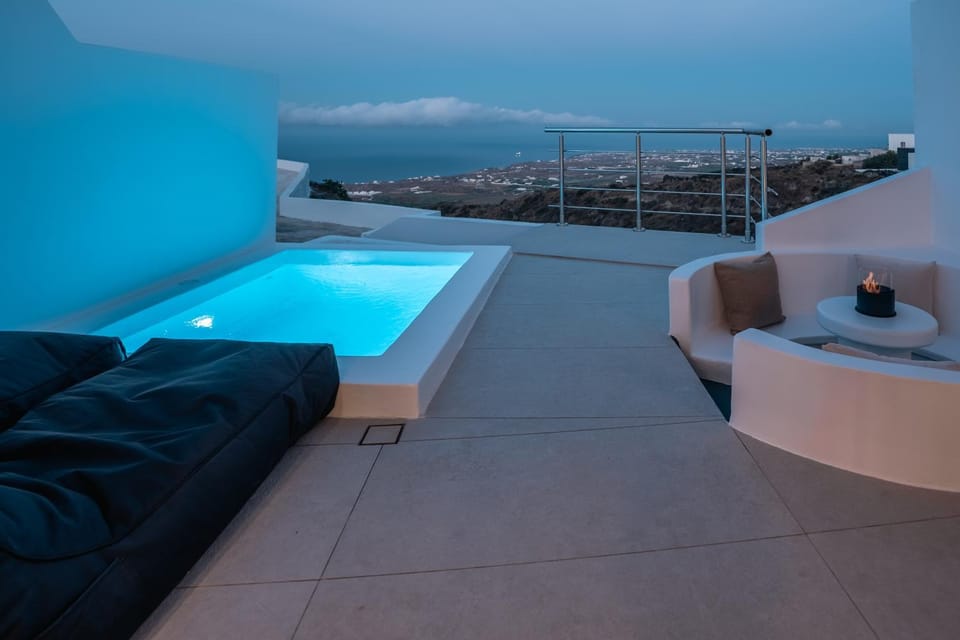 Night, Natural landscape, Hot Tub, Living room, Seating area, Pool view