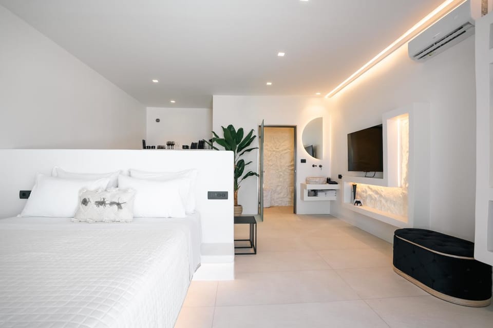 Communal lounge/ TV room, Bed, TV and multimedia, Photo of the whole room, Evening entertainment, Bedroom