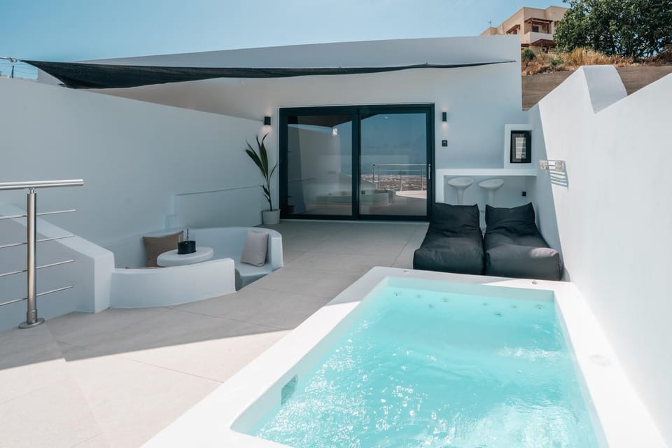 Patio, Day, Natural landscape, Hot Tub, Living room, Seating area, Pool view, Swimming pool, sunbed