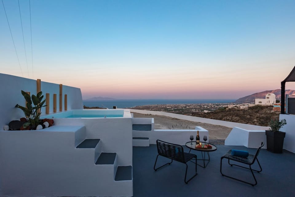 Patio, Natural landscape, Hot Tub, View (from property/room), Balcony/Terrace, Seating area, Pool view, Sea view