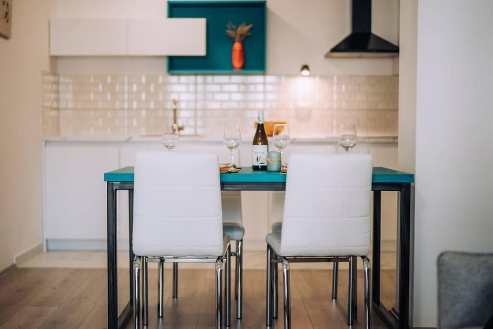 Kitchen or kitchenette, Dining area, stove