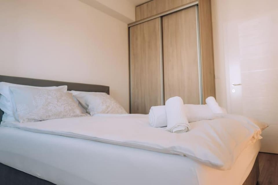 Bed, Bedroom, towels, wardrobe