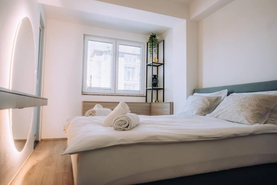 Bed, Photo of the whole room, Bedroom, towels