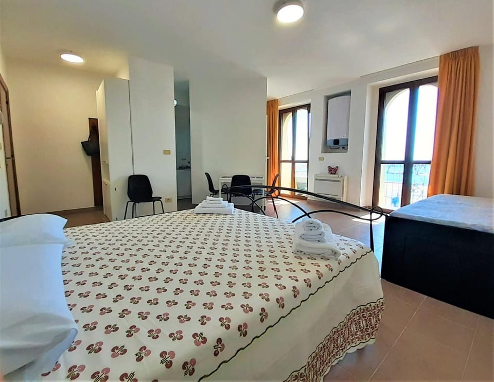 Bed, Living room, Photo of the whole room, Bedroom