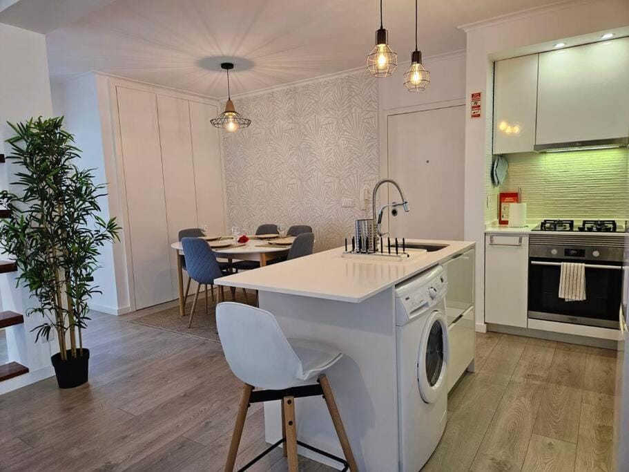 Kitchen or kitchenette, Dining area, dishwasher, minibar, pet friendly, stove, washing machine, dryer