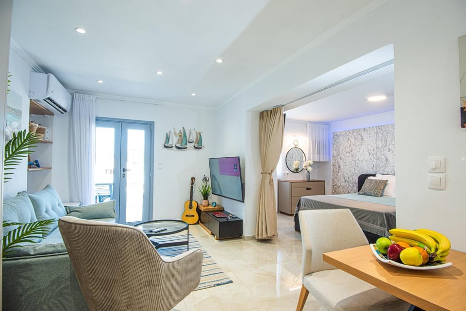 Bed, TV and multimedia, Living room, Food and drinks, Photo of the whole room, Seating area, Dining area, Bedroom, Food