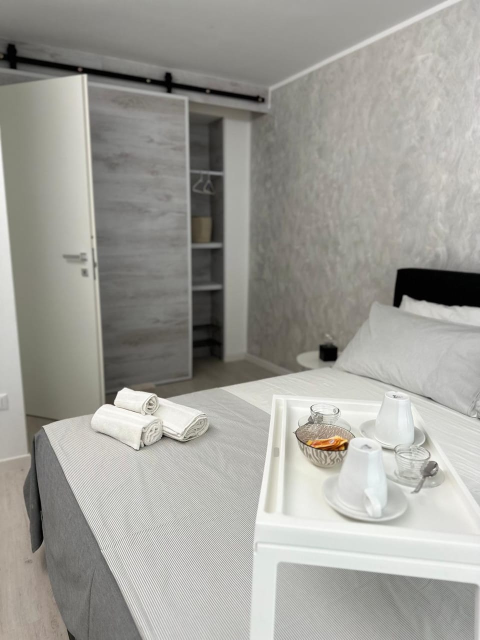 Bed, Photo of the whole room, Bedroom, towels
