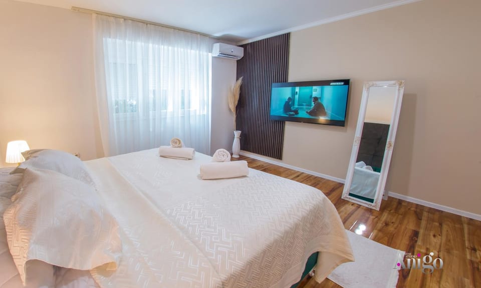 Bed, TV and multimedia, Photo of the whole room, Bedroom, towels