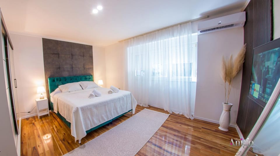 Bed, TV and multimedia, Bedroom