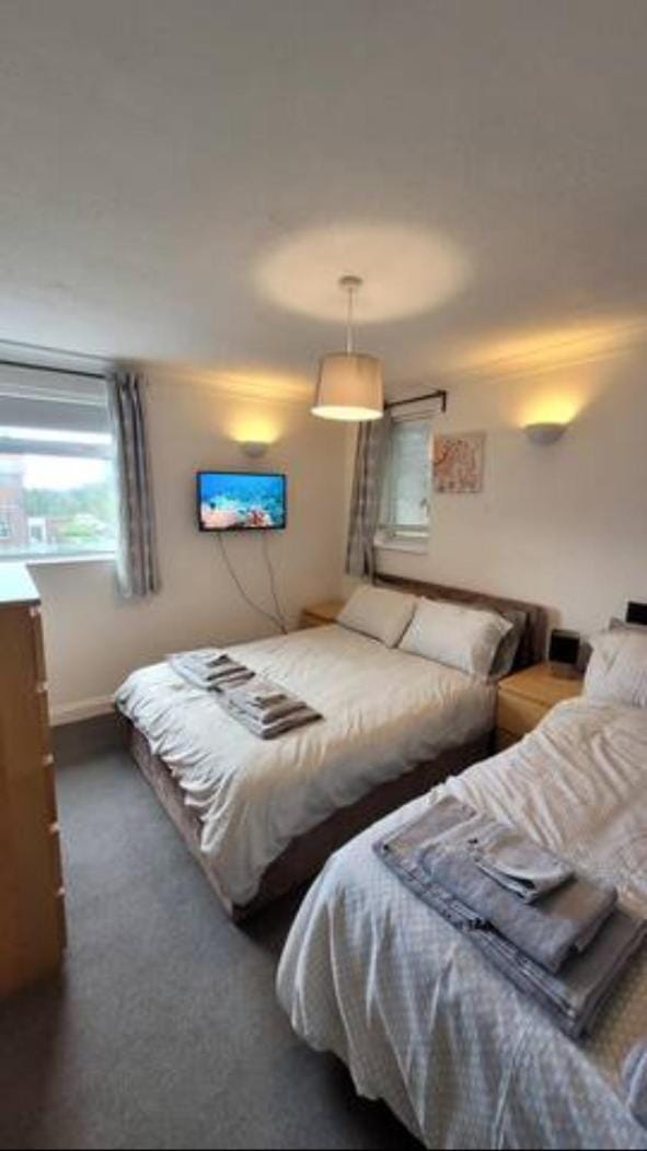 4 Bedroom 4 En Suite House Close to A5 & Whipsnade Apartment in Luton