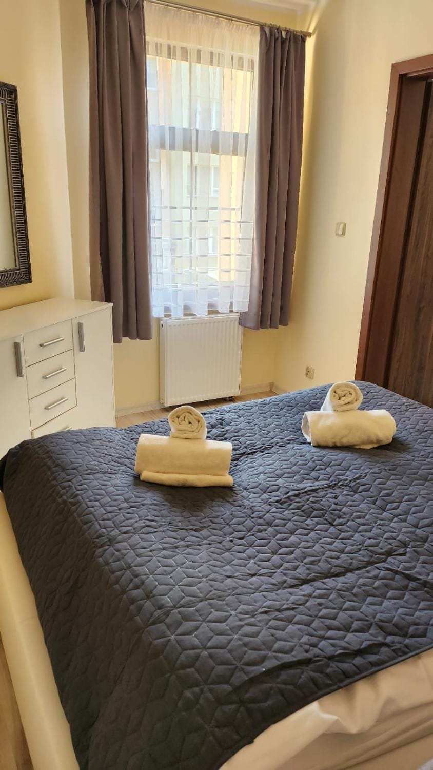 Bed, Photo of the whole room, Bedroom, towels