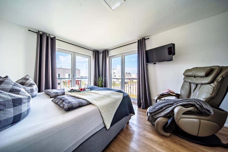 Bed, TV and multimedia, Bedroom
