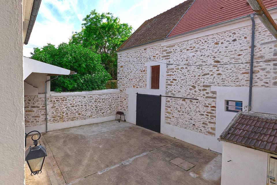 Property building, Inner courtyard view, Parking