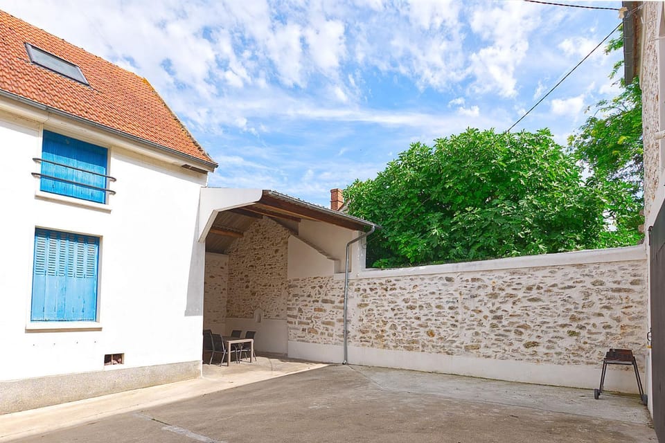Property building, Dining area, Inner courtyard view
