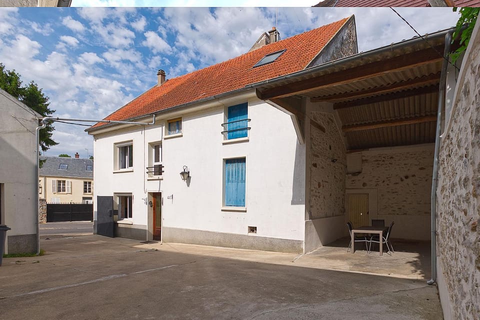 Property building, Facade/entrance, Dining area, Inner courtyard view, Parking