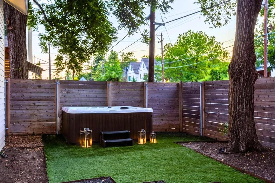 Insa Worthy Two-Home Retreat - Fire Pit, Hot Tub House in Austin