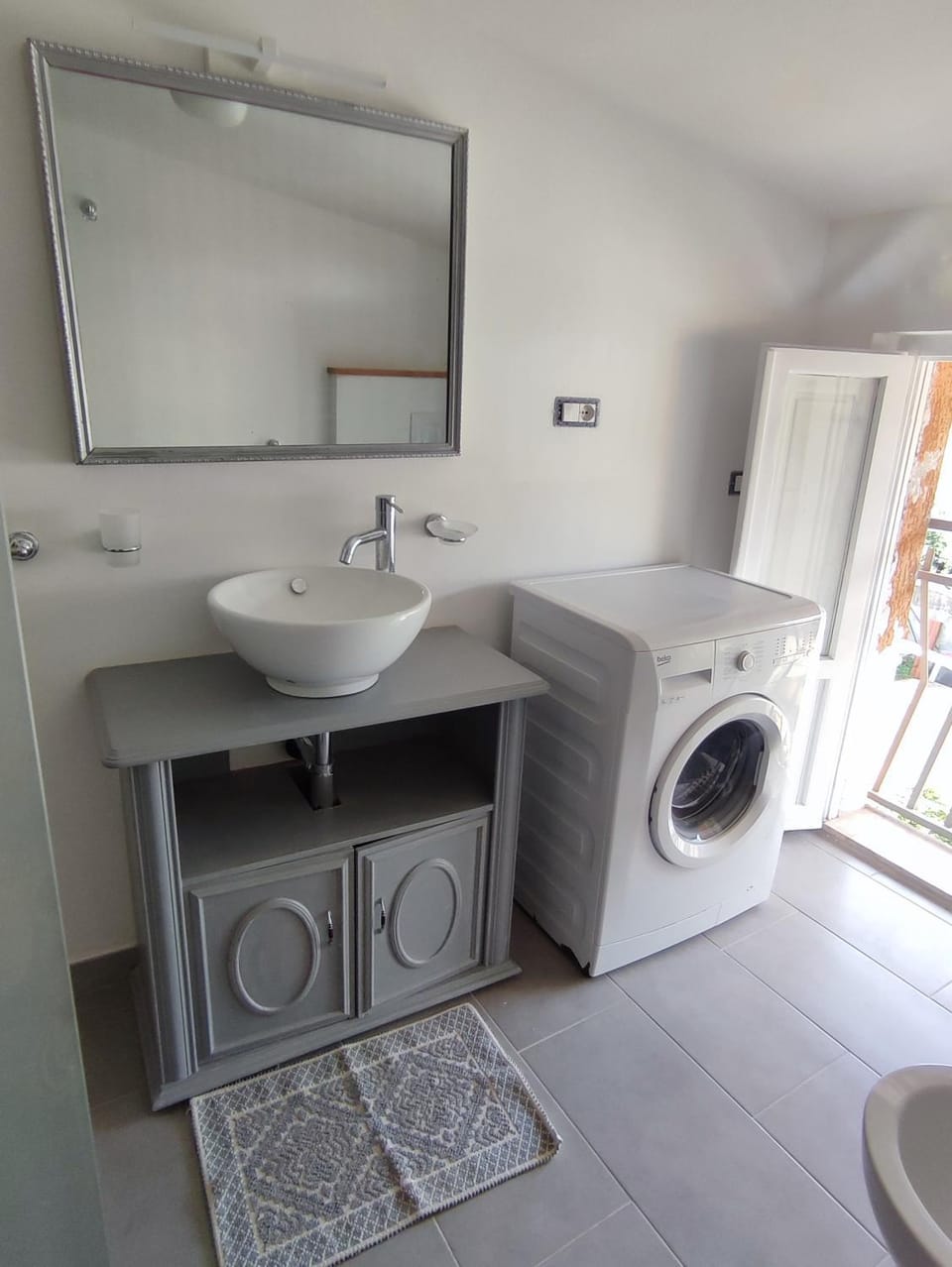 Bathroom, washing machine
