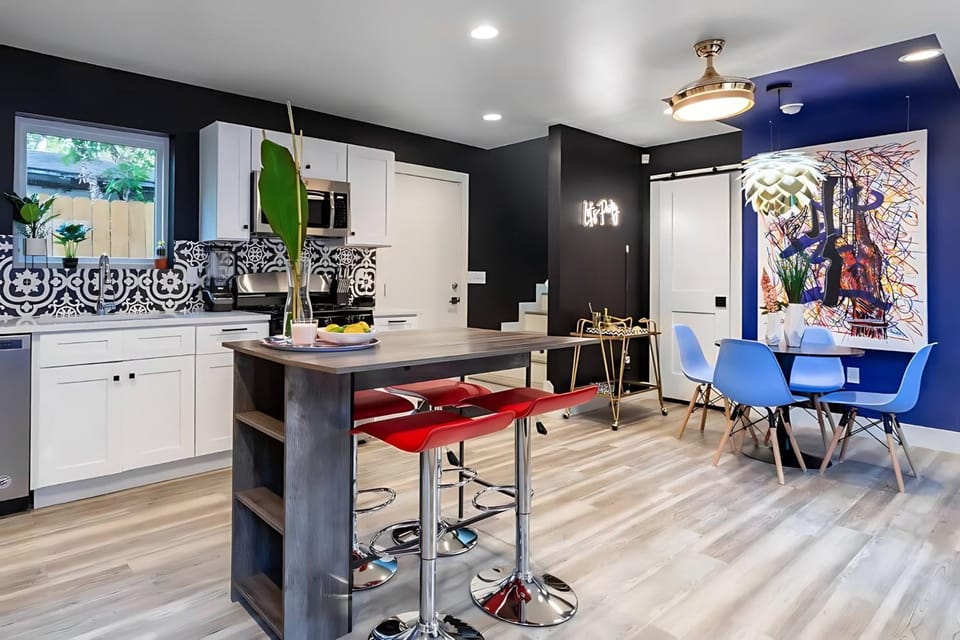 Kitchen or kitchenette, Seating area, Dining area, oven, pet friendly, stove