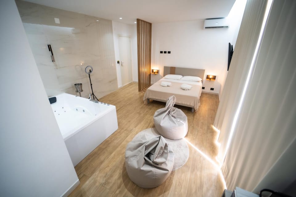 Luxury - 5 Stars - Suite with a jacuzzi 70's rooms Apartment in Trapani