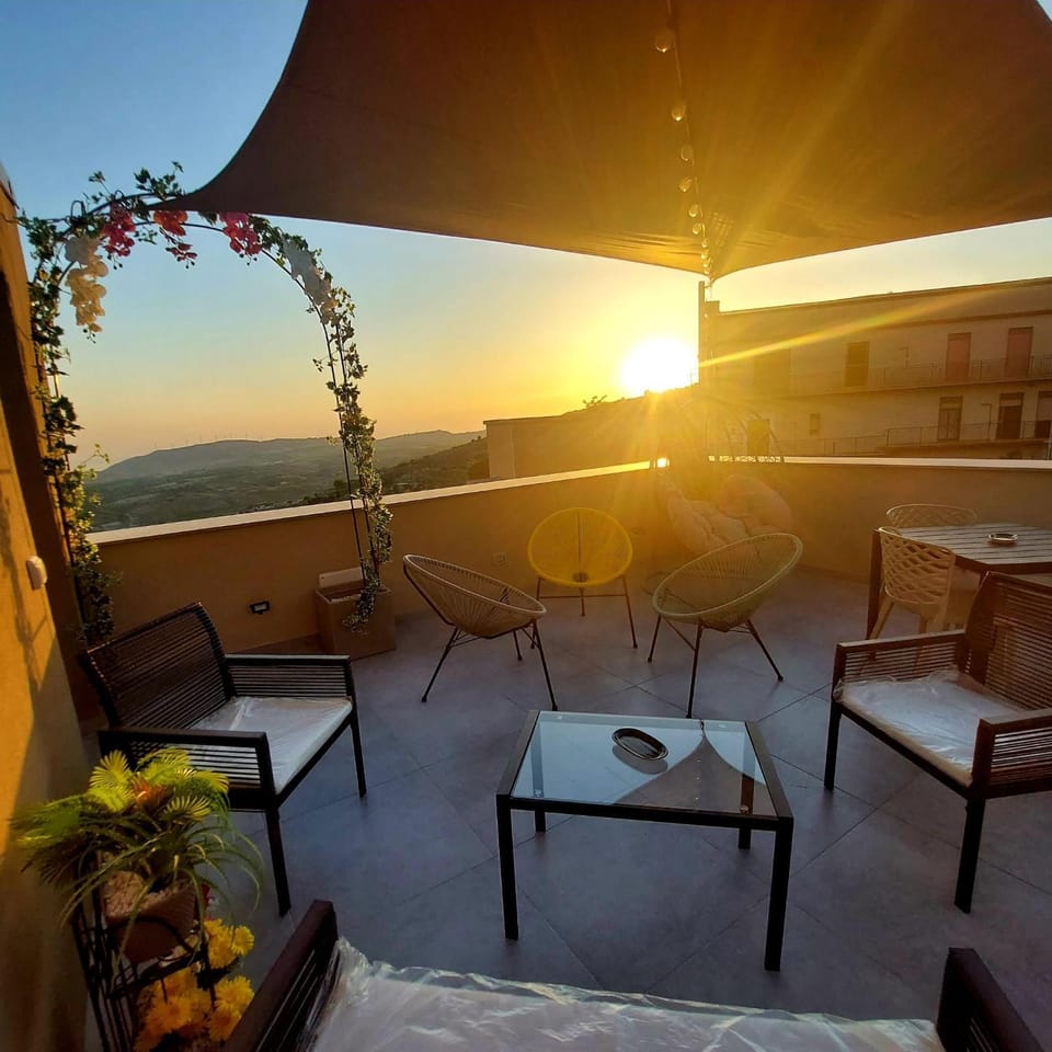 Patio, Day, Natural landscape, View (from property/room), Balcony/Terrace, Sunrise, Sunset