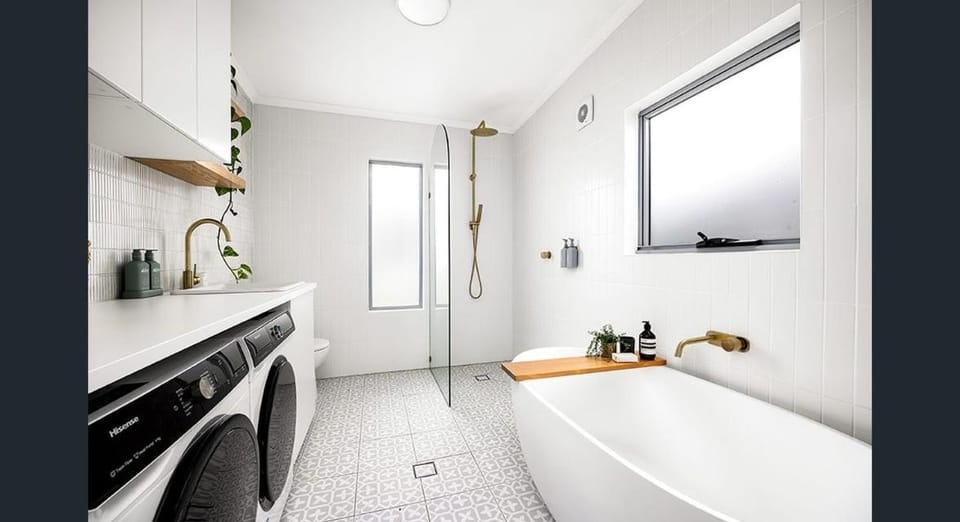 Bathroom, Bath, washing machine, dryer