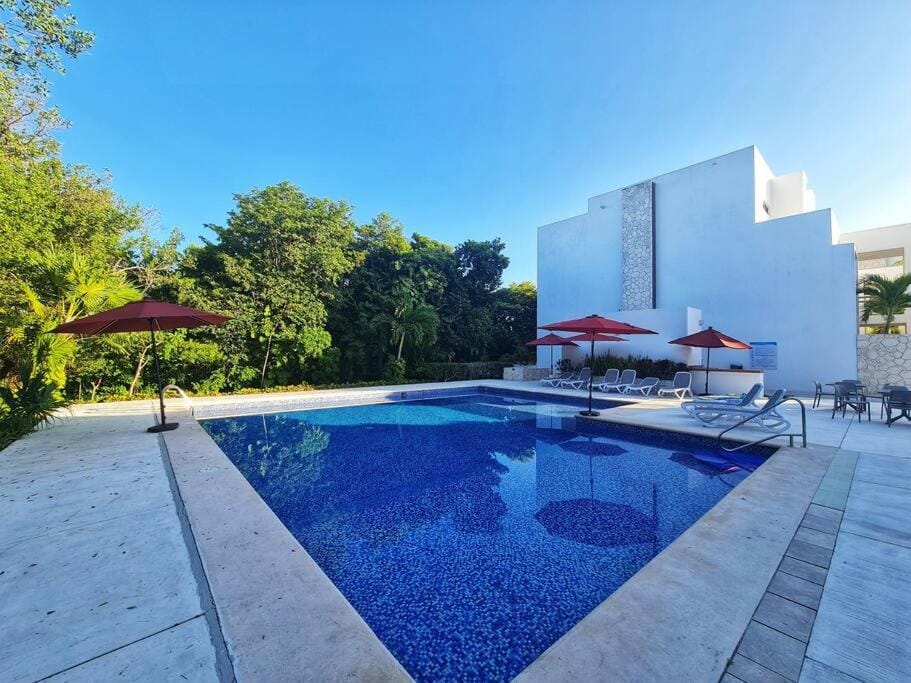 Swimming pool