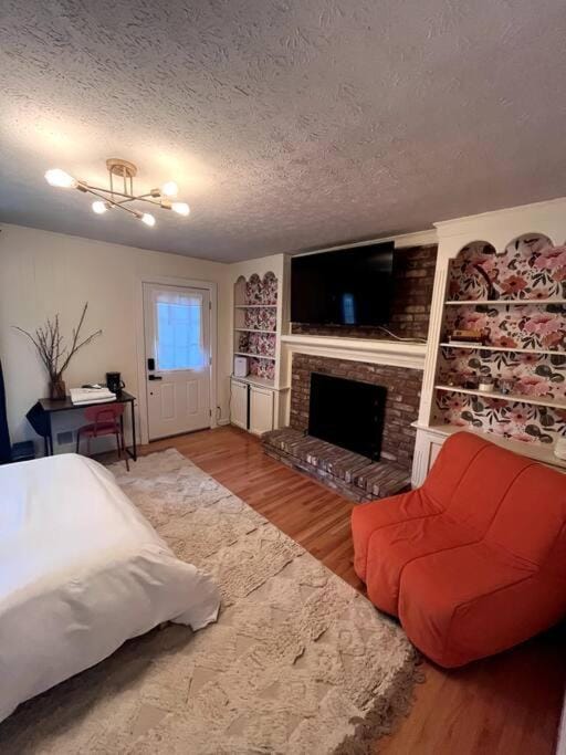 Bed, TV and multimedia, Evening entertainment, Bedroom