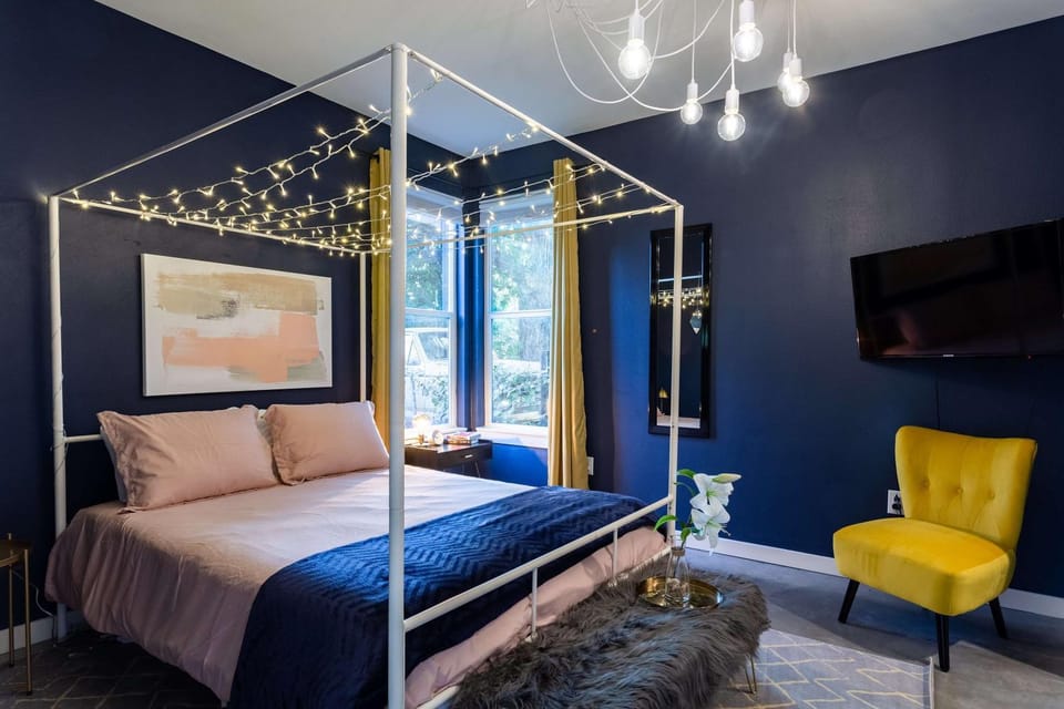TV and multimedia, Seating area, Bedroom
