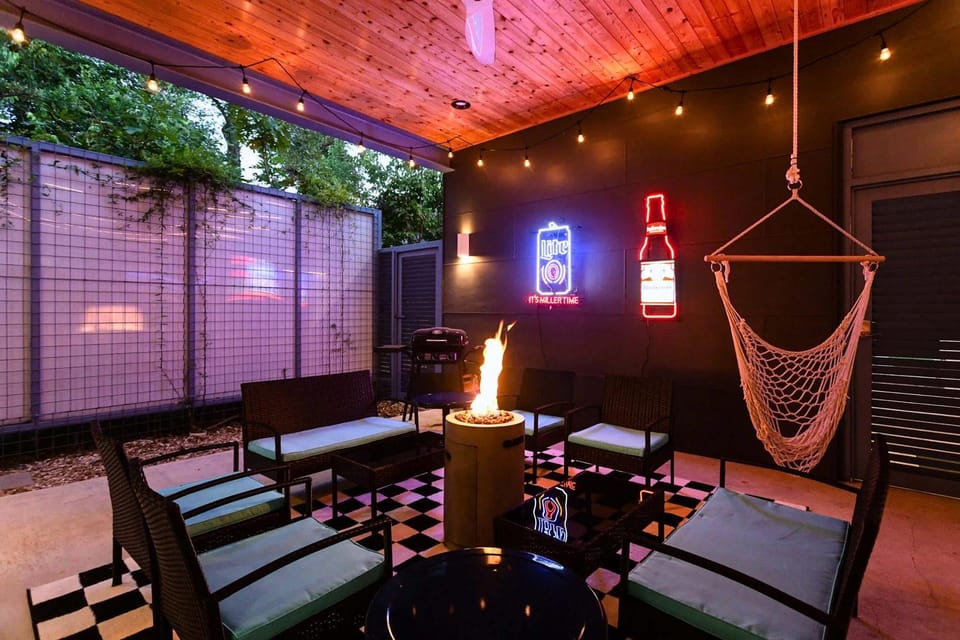 Mini Golf & Fireplace - East Austin Group Retreat House in Austin