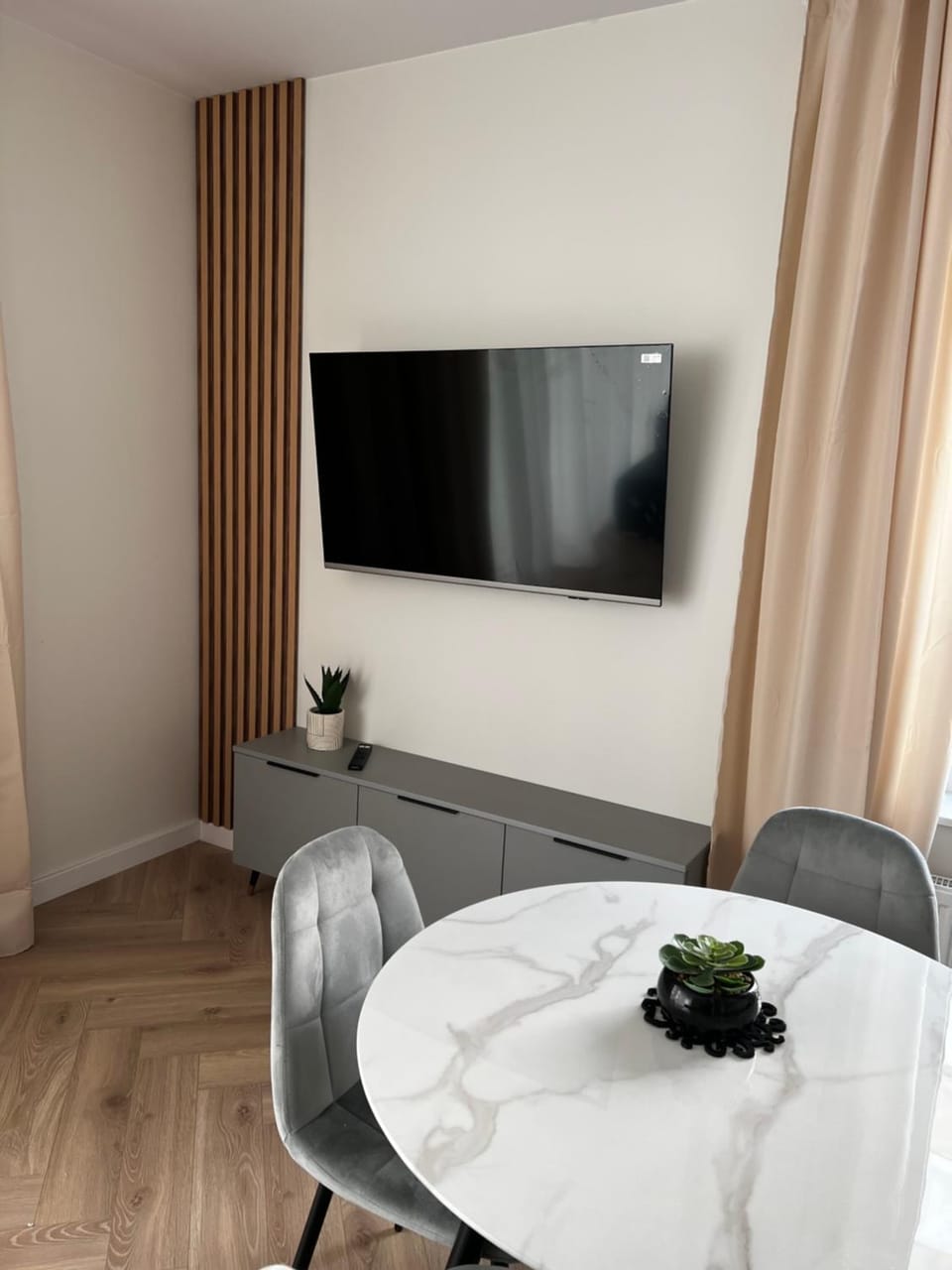Communal lounge/ TV room, TV and multimedia, Living room, Seating area, Dining area