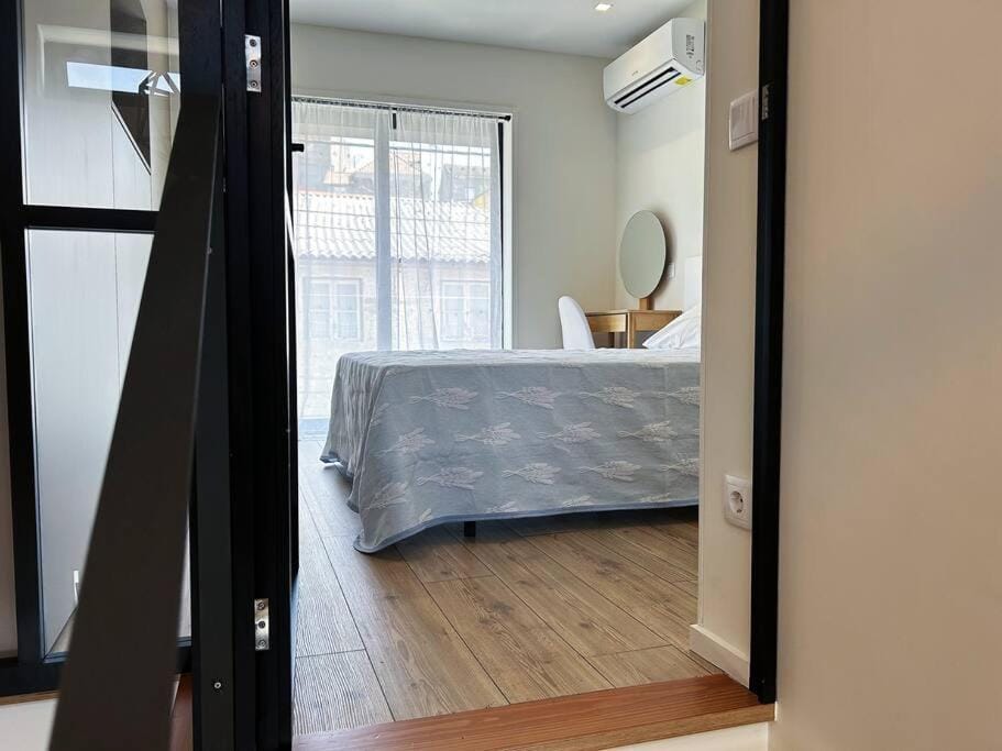 Bed, Photo of the whole room, Bedroom, air conditioner