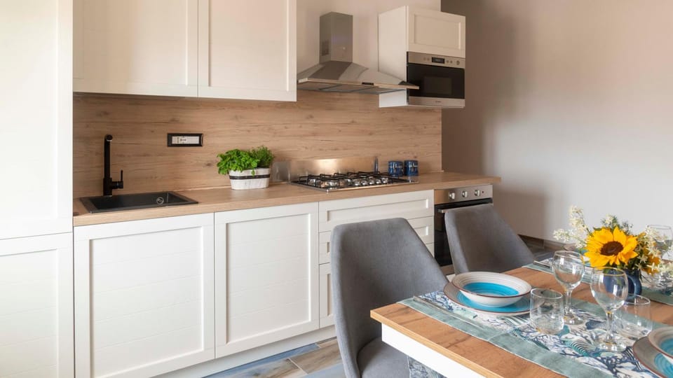 Kitchen or kitchenette, Dining area
