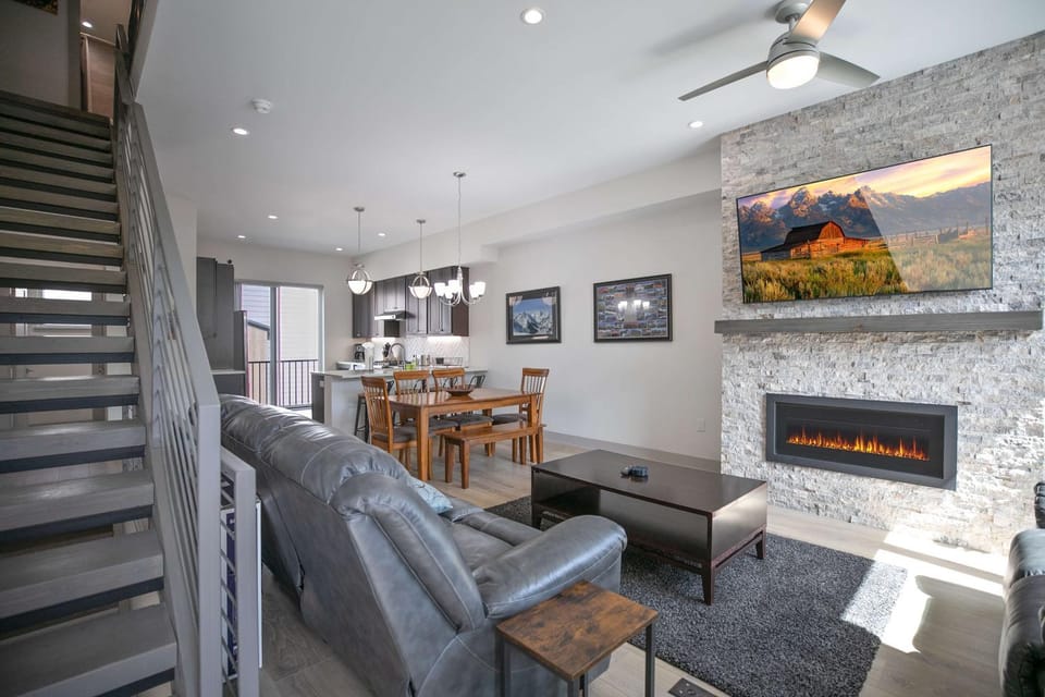 Fourth Street Crossing Whitewater Townhome: Upscale Silverthorne Getaway Apartment in Silverthorne