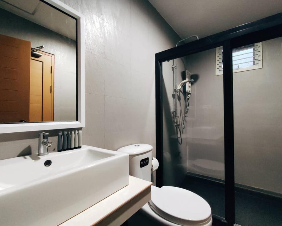 Shower, Toilet, Bathroom, towels