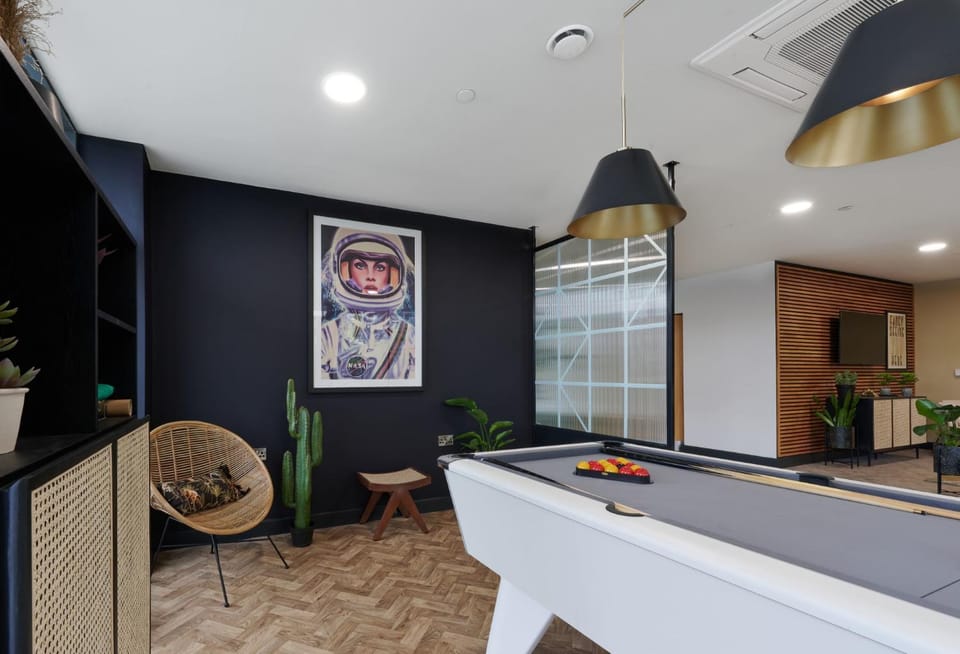 Billiard, Game Room