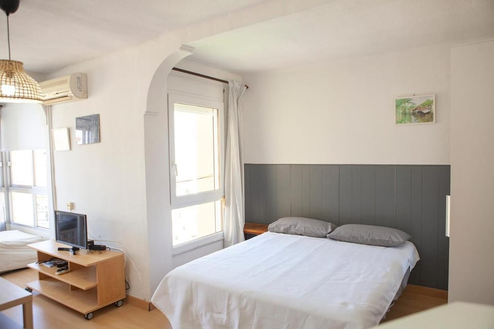 Bed, TV and multimedia, Bedroom, air conditioner