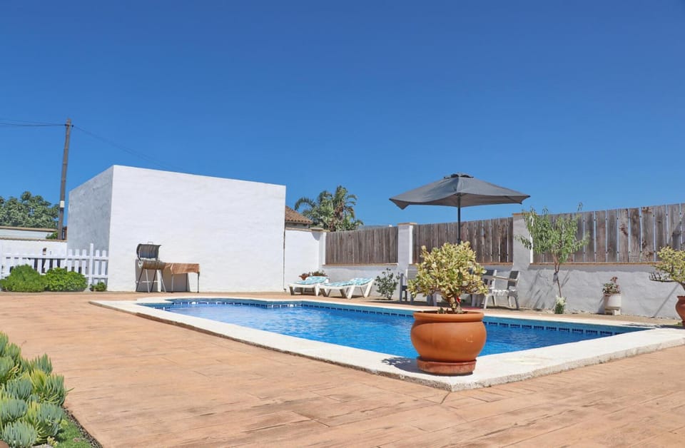 Swimming pool, sunbed