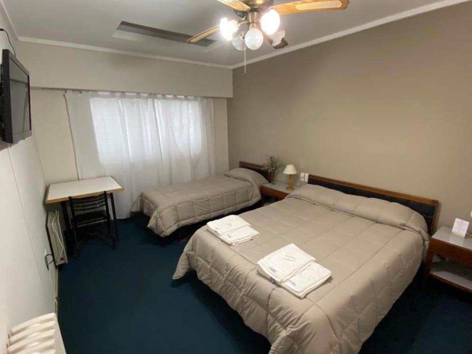 Bed, TV and multimedia, Photo of the whole room, Bedroom, fireplace, towels, air conditioner